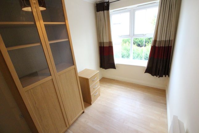 Flat to rent in Longfellow Road, Worcester Park