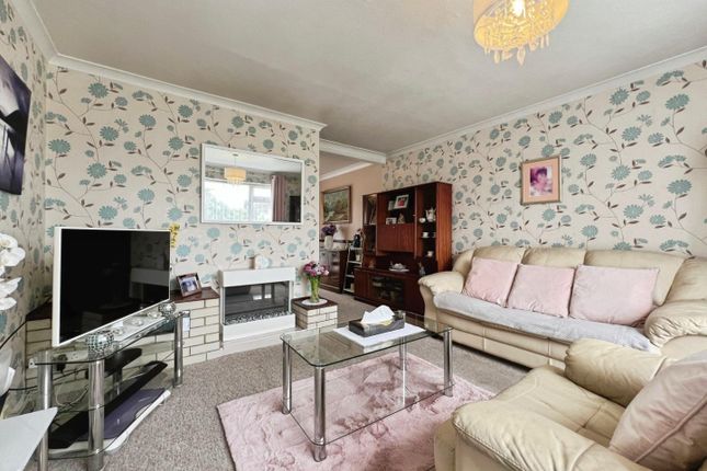 25, Wych Elm Way, Hythe photo 2