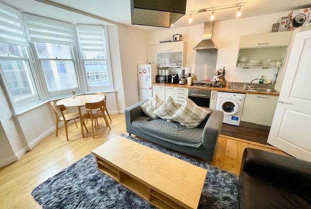 Flat to rent in Queens Road, Brighton