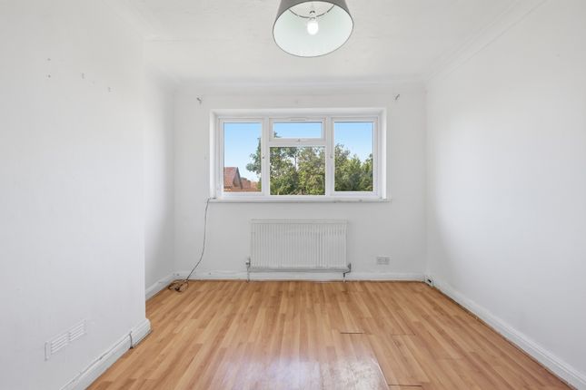 45A Dryden Close, Ilford, Greater London photo 4
