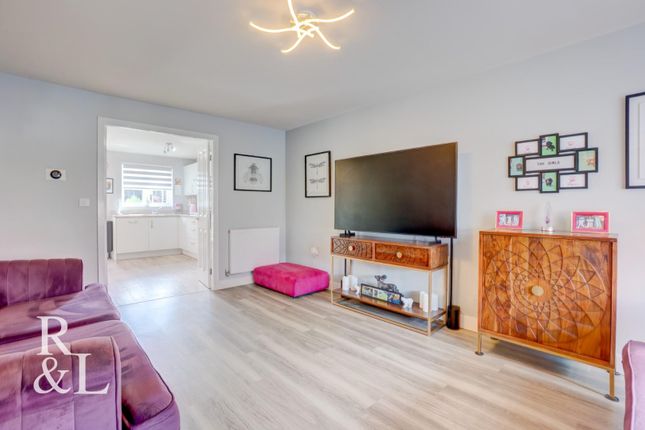 32, Winfield Way, Swadlincote photo 3