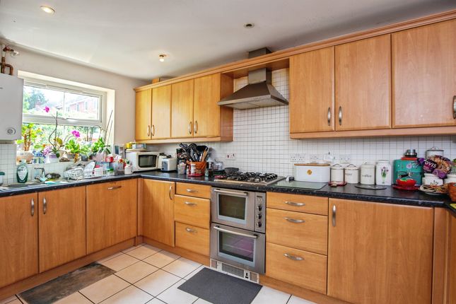 42, Lake View, Calne photo 2