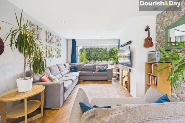 21 Braunton Avenue, Stafford photo 3