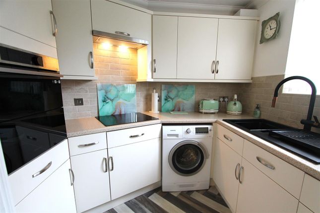 Flat 33 Hampton Lodge, 15, Cavendish Road, Sutton photo 2