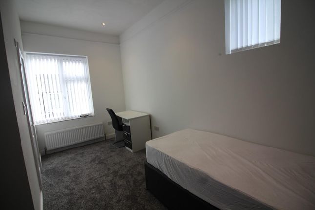 Room 3, 15, Milner Avenue, Seedfield photo 5