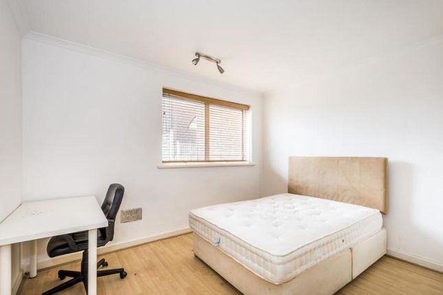 2-bed house on Flat 4, St. Mary Le Park Court, Parkgate Road, London, £2,800/mo