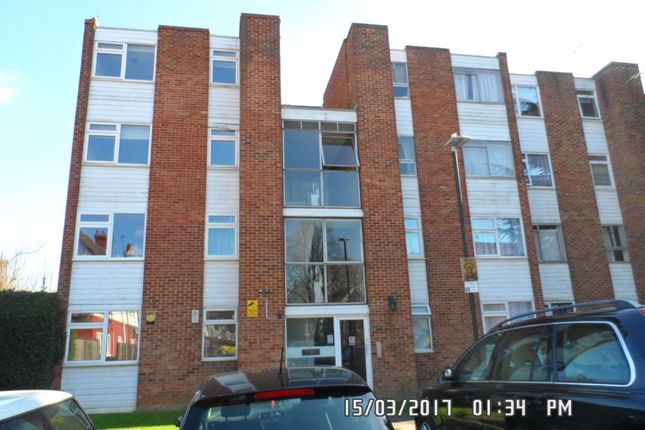 Flat to rent in Gatewick Close, Slough