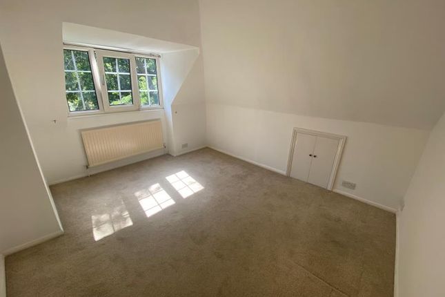 Flat 3 White Lodge, Wych Hill Lane, Woking photo 4
