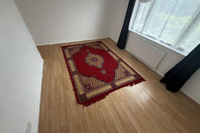 Flat 4, LUTON photo 3