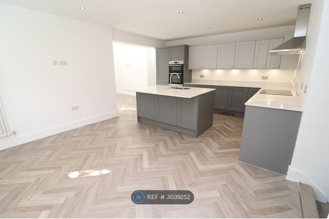 Yew Tree Cottage, Ferrybridge Road, Castleford photo 4