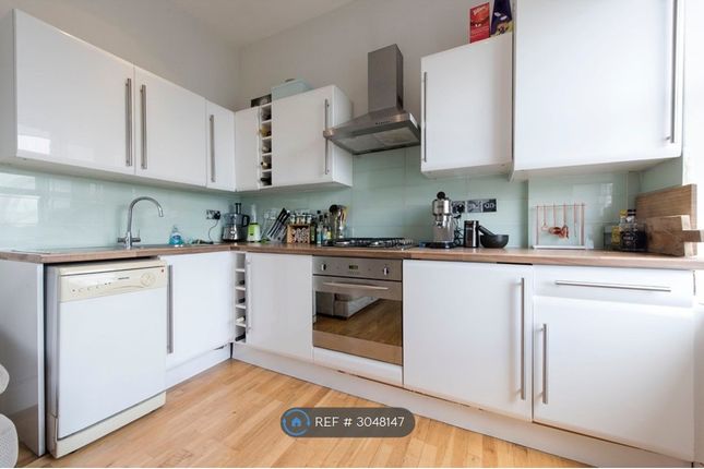 Flat, Bedford Hill Balham, London photo 3
