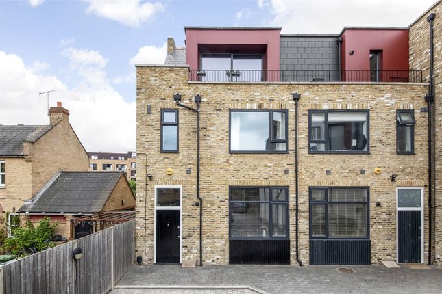 Thumbnail Flat for sale in Huntley Close, Greenwich