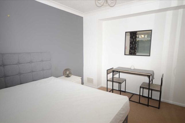 35, Room 3, Courtlands, Chelmsford photo 4