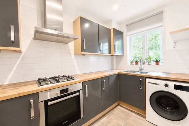 26, Warren Close, Farnham photo 4