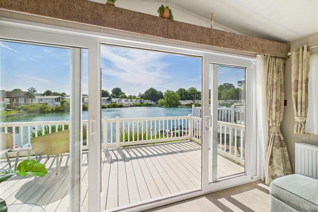 29 Lakeside, Oaklands Holiday Park, Colchester Road, Clacton-On-Sea photo 2