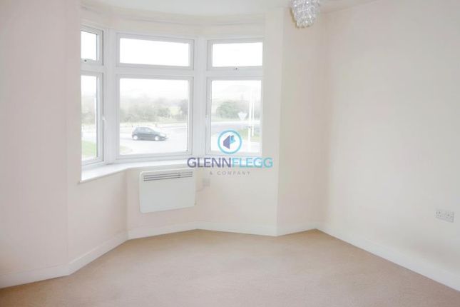 Flat to rent in London Road, Langley, Slough