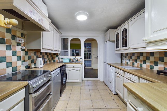 21, Cherry Lane, Crawley photo 2