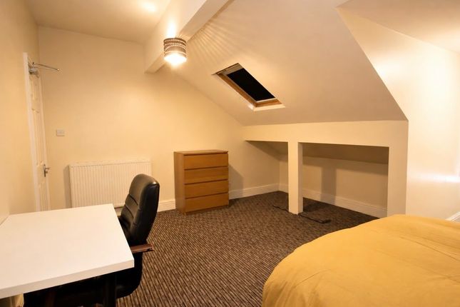 Room 9, 9 Carlton Road, Salford photo 2