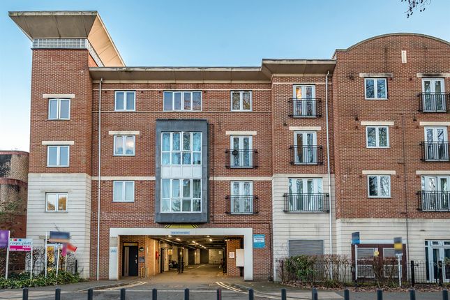 2-bed flat on Flat 37, Park View, Grenfell Road, Maidenhead, £260,000