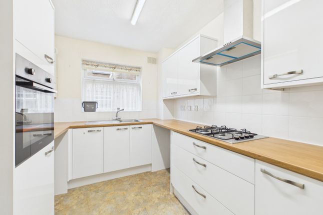 Flat 18, Branscombe Court, Bromley photo 3