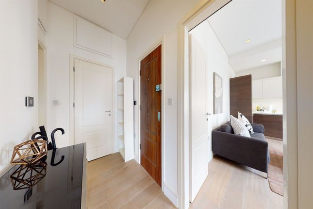 Flat for sale in Princes Square, London