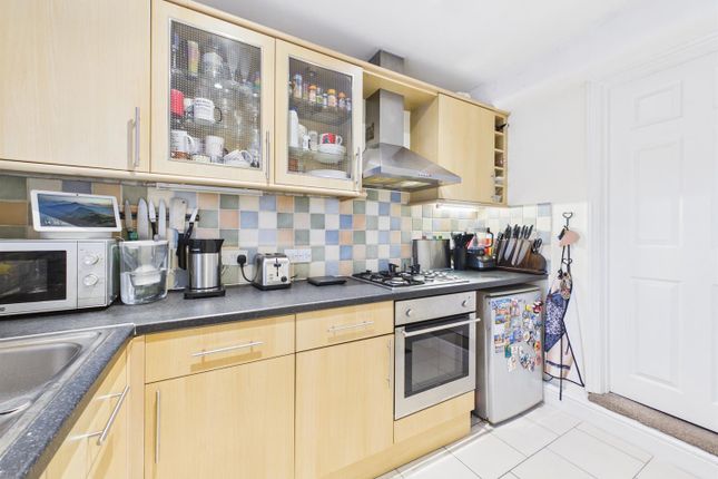11C, Farningham Road, Caterham photo 3