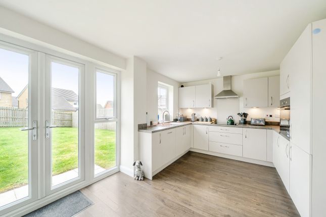 33, Bradfield Avenue, Leeds photo 2