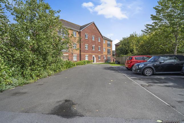 Thumbnail Flat for sale in Moorland Green, Gorseinon, Swansea