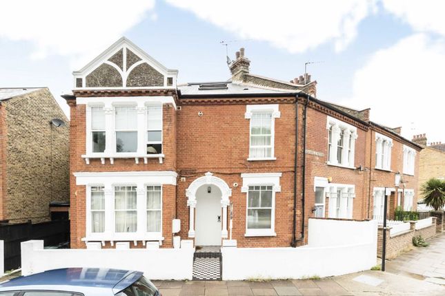1-bed flat on Flat B, 72, Ravenslea Road, London, £2,400/mo