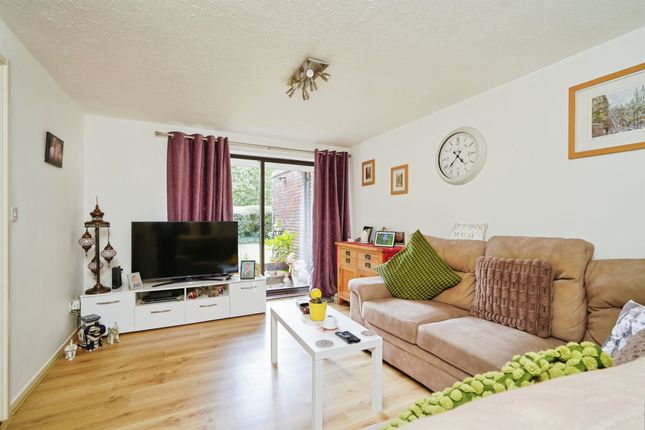 7, Linacre Close, Didcot photo 2