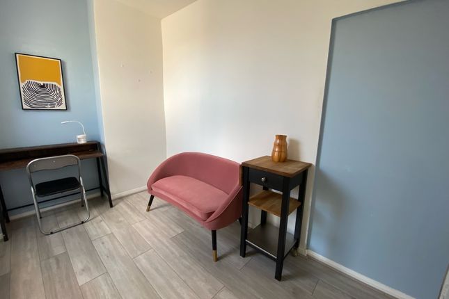 Flat to rent in Kings Road, Canton, Cardiff
