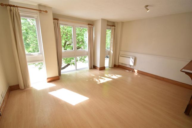 14 Charminster Court, 15-17, Lovelace Gardens, Surbiton photo 2