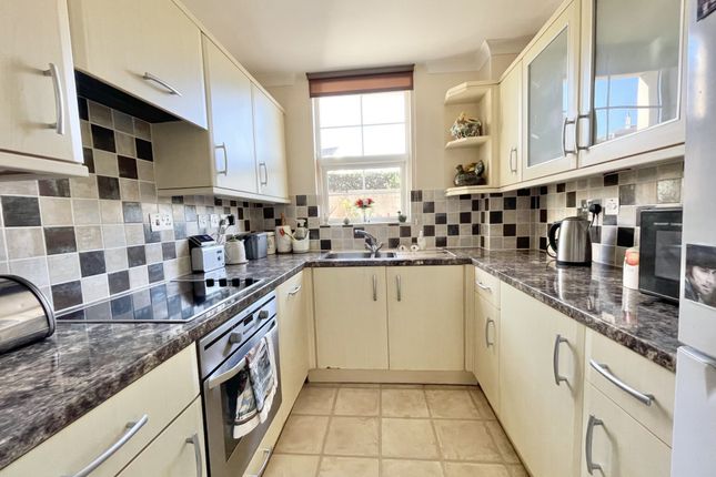 Flat 2 Ernsborough Court, Fairpark Road, Exeter photo 2