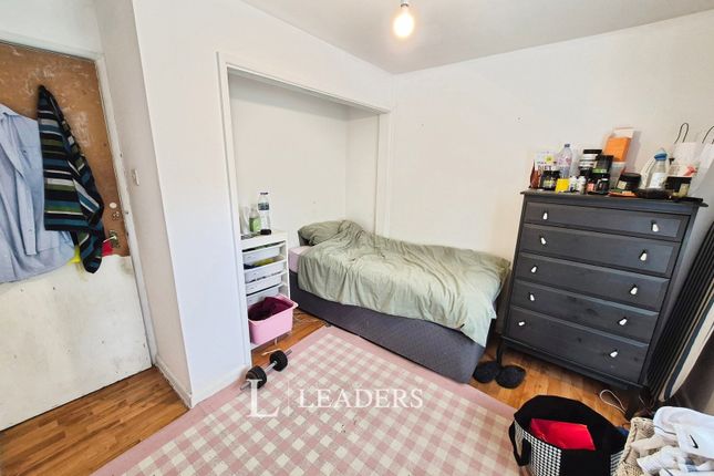 31, Armourer Drive, Milton Keynes photo 4