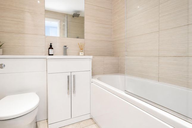 16, Cotswold Way, Worcester Park photo 4
