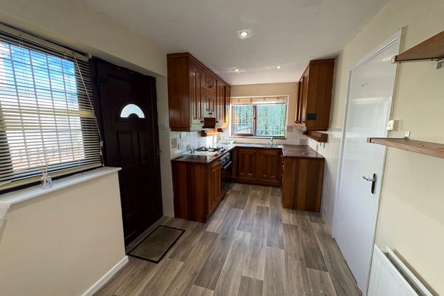 11, Woodhall Park Mount, Pudsey photo 3