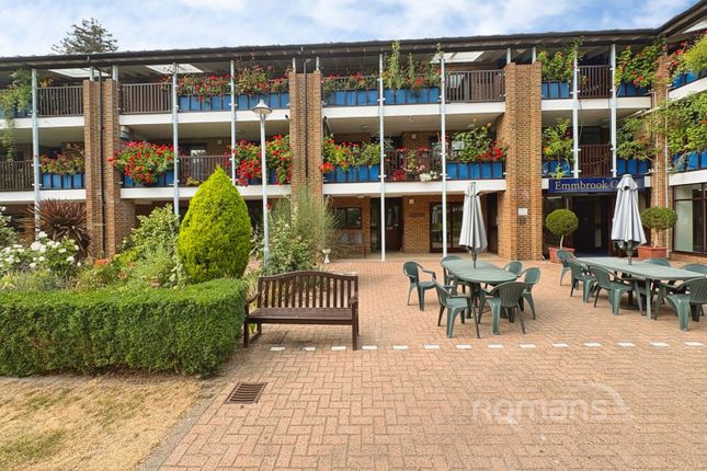 2, Emmbrook Court, Berkshire photo 2