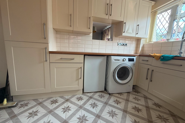 King Henrys Drive, Croydon photo 5