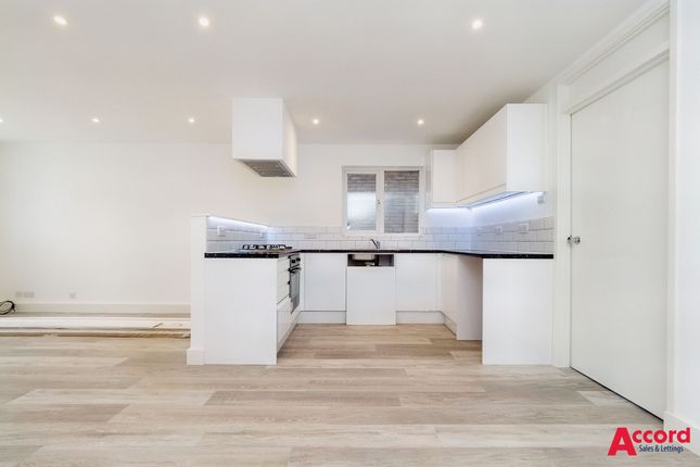 27 Juniper Way, Romford photo 3