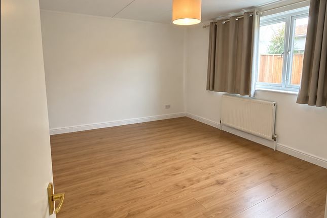 Princess Road, Bungalow, Woking photo 5