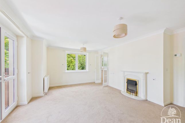 21, Kings Meadow Court, Lydney photo 2