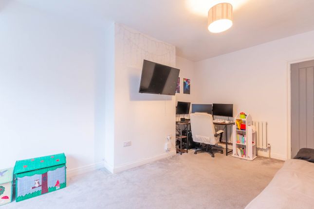 5, Hillside Road, West Yorkshire photo 3