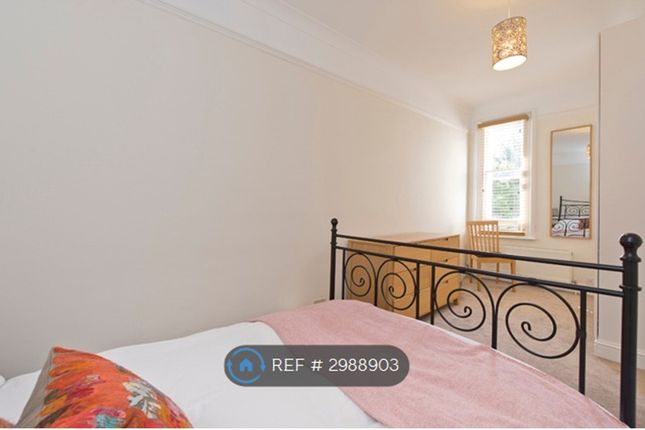 Flat, Dealtry Road Putney, London photo 2