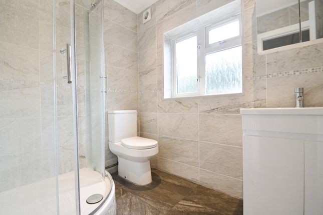 Room 6, 79, Larchwood Drive, Egham photo 2