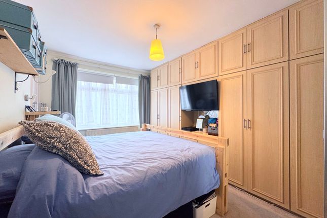 9 Selwyn Court Bacon Lane, Edgware photo 4