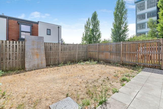 11, Bata Mews, Tilbury photo 2