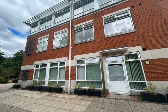 1-bed flat on 2 Missenden House Chalfont Park, Gerrards Cross, £1,200/mo