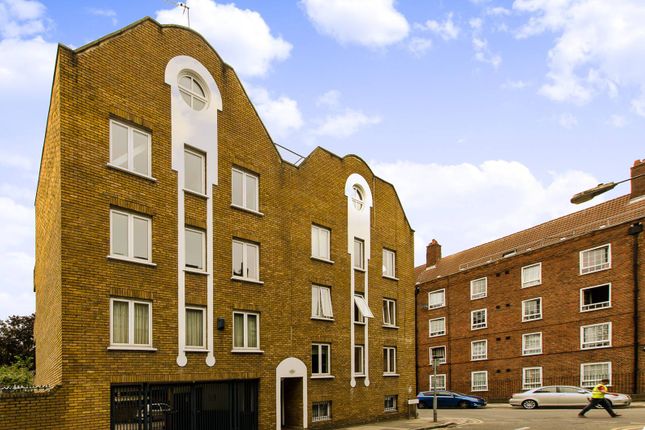 Flat to rent in Garner Street, Bethnal Green, London