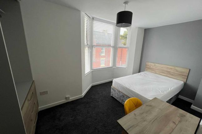Terraced house to rent in Saxony Road, Kensington