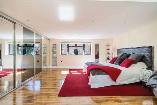 Bedroom 1 (Main).Jpg